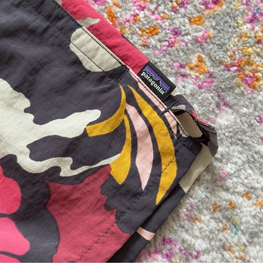 Patagonia Barely Cloudbreak Ink Black Tropical Floral 2.5 Shorts Women’s Size XS - Picture 2 of 9